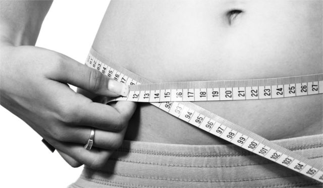 Woman measuring her abdomen | Healthy Hildegard